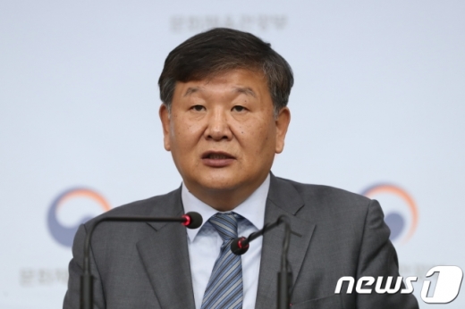 노태강 문화체육관광부 제2차관이 9일 오전 서울 종로구 세종대로 정부서울청사 별관에서 빙상 조재범 전 코치 심석희 성폭행 파문 관련 브리핑을 갖고 체육계 성폭력 비위 근절을 위한 대책을 발표하고 있다. /사진=뉴스1