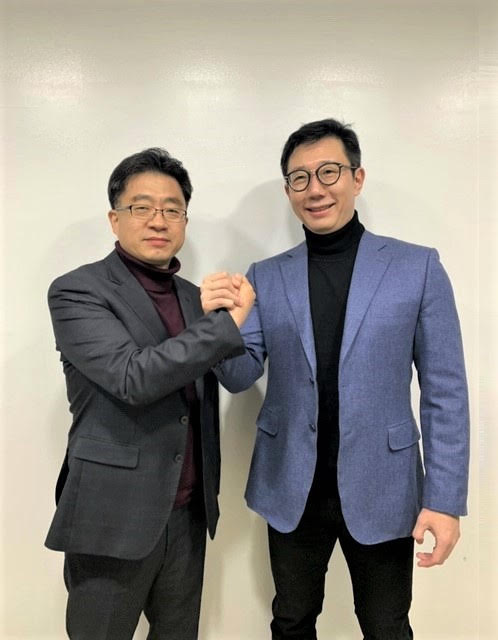 씽크라이온 정정용 대표(좌)와 비즈모델라인 김재형 대표가 제휴를 맺고 기념촬영하고 있다