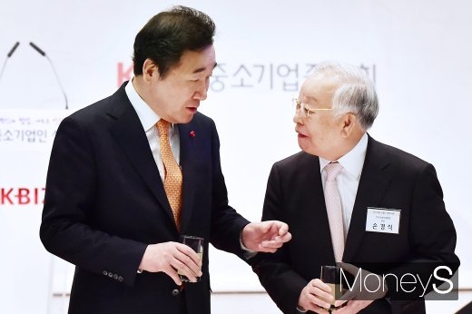 [머니S포토] 중소기업인 신년인사회, 의견 나누는 이낙연-손경식