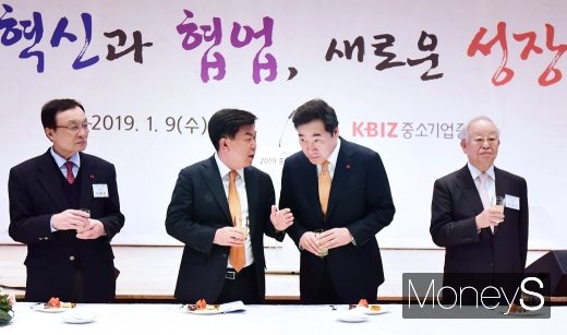 [머니S포토] 대화 나누는 이낙연과 박성택