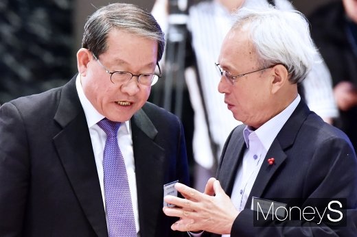 [머니S포토] 대화 나누는 문성현-강호갑