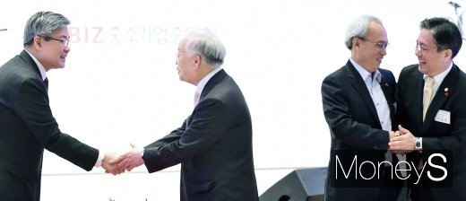 [머니S포토] 중소기업 신년인사회 참석한 각계 인사들