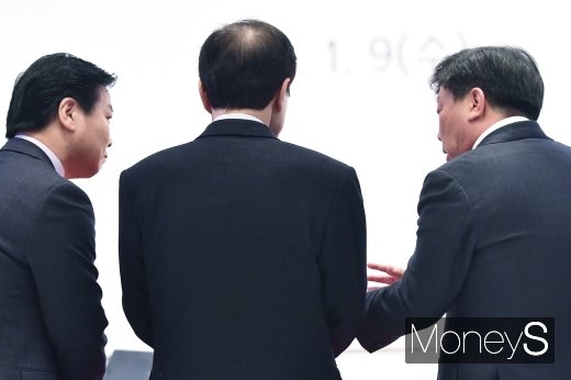 [머니S포토] 의견 나누는 참석자들