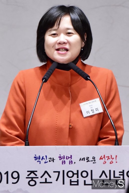 [머니S포토] 중소기업인 신년축사 전하는 이정미