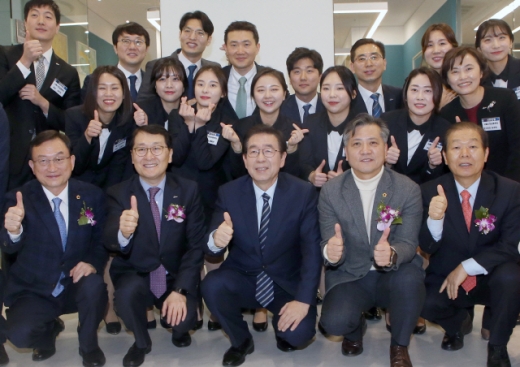 9일 서울 중구 신한은행 서울시청금융센터 개점식에서 위성호 신한은행장(앞줄 왼쪽 2번째부터), 박원순 서울시장, 신원철 서울시의회 의장이 금융센터 직원들과 포즈를 취하고 있다./사진제공=신한은행