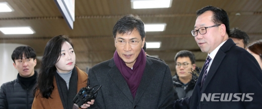 안희정 전 충남도지사가 9일 항소심 결심공판을 앞두고 법정으로 향하고 있다. /사진=뉴시스