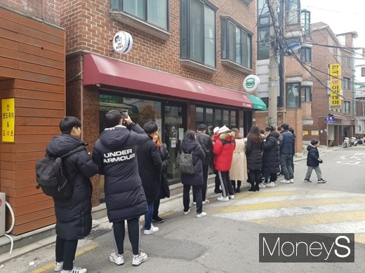 지난 4일 방문한 청파동 골목 손님들이 버거집 앞에 길게 줄을 서 있다. 반면 피자집은 손님이 한 명밖에 없었다./사진=심혁주 기자