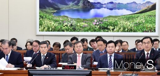 [머니S포토] 국회 남북경제특위 참석한 장관들