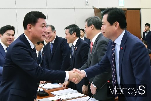 [머니S포토] 야당 의원과 인사 나누는 장관들