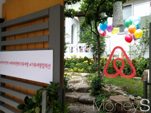 지난해 8월 가족여행 컬렉션을 발표한 서울의 한 에어비앤비 숙소. /사진=박정웅 기자 