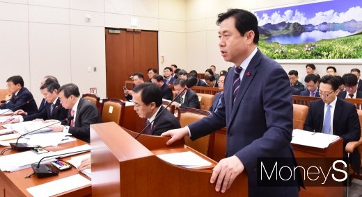 [머니S포토] 업무보고하는 김영춘 해수부 장관