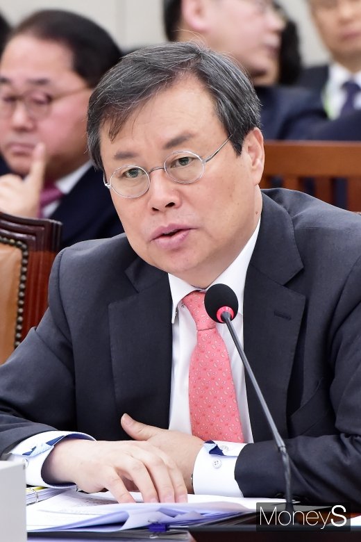 [머니S포토] 답변하는 도종환