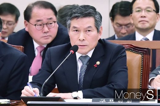 [머니S포토] 답변하는 정경두