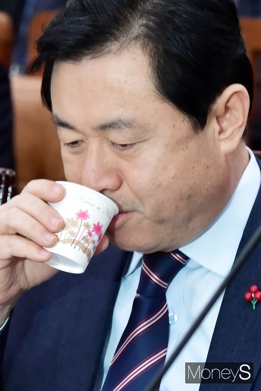 [머니S포토] 목 축이는 김영춘 해수부 장관