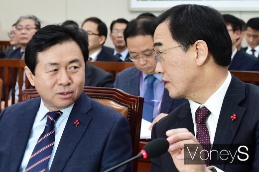 [머니S포토] 의견 나누는 김영춘-조명균