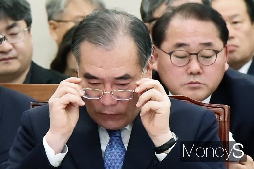 [머니S포토] 안경 고쳐 쓰는 이개호