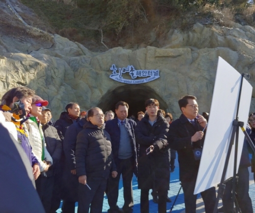 부산시가 9일 오거돈 부산시장, 영도구청장, 걷기 운동 시민단체 회원 등이 참석한 가운데 영도 절영해안산책로에서 사람 중심 정책을 발표했다./사진=김동기 기자
