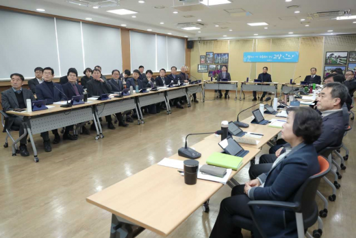 ▲ 회의서류 없이 태블릿PC로 진행된 고양시 새해 첫 간부회의 모습. / 사진제공=고양시