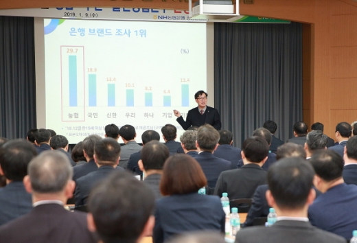 이대훈 NH농협은행장이 지난 9일 경남영업본부에서 현장 소통경영을 실시했다./사진=경남농협