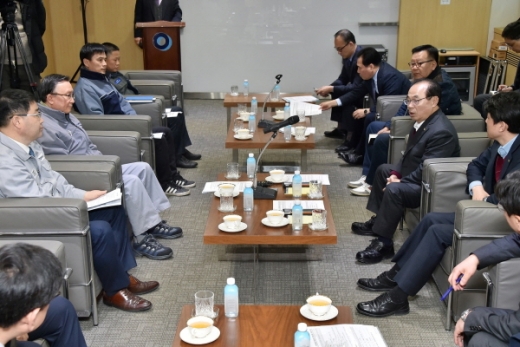 오거돈 부산시장이 지난 9일 한진중공업을 방문해 긴급간담회를 개최했다./사진=부산시