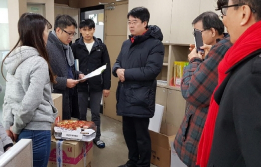 정근 이사장(왼쪽에서 네번째) 등 그린닥터스 재단 임직원들이 지난 9일 전포종합사회복지관을 방문하고 입장을 밝혔다./사진=그린닥터스재단
