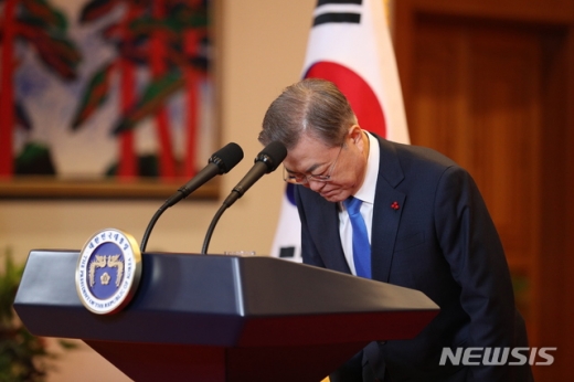문재인 대통령이 10일 청와대 본관에서 '2019 문재인 대통령 신년기자회견'에 앞서 인사를 하고 있다. /사진=뉴시스