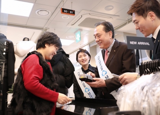 박차훈 새마을금고중앙회장이 10일 서울 중구의 제일평화시장에 방문해 직원들과 함께 찾아가는 금융서비스를 체험하며 상인들의 예금을 수납하고 있다. /사진=새마을금고중앙회