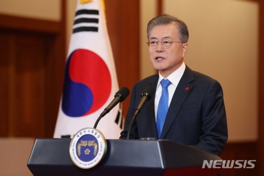 문재인 대통령이 10일 청와대 본관에서 '2019 문재인 대통령 신년기자회견'에 앞서 신년사를 하고 있다. /사진=뉴시스