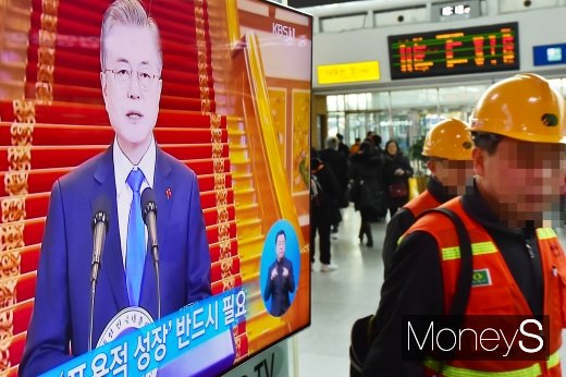 [머니S포토] 포용적 성장 전하는 문재인 대통령