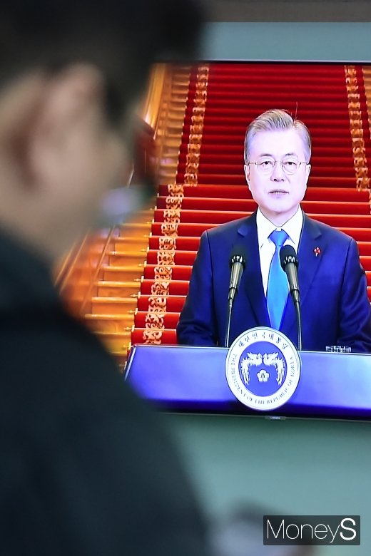 [머니S포토] 문재인 신년 기자회견 시청하는 시민