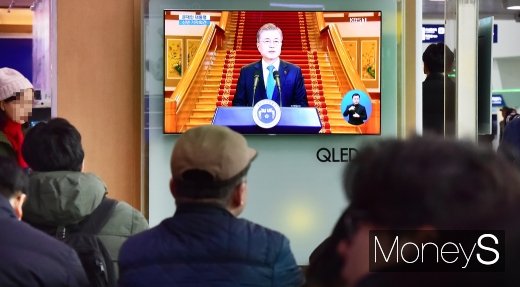 [머니S포토] 서울역에서 만난 문재인 대통령