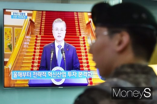 문재인 대통령, 2019 신년 기자회견이 청와대 영빈관에서 열린 가운데 10일 서울 한강대로 서울역 대합실에서 군 장병이 방송을 시청하고 있다./사진=임한별 기자