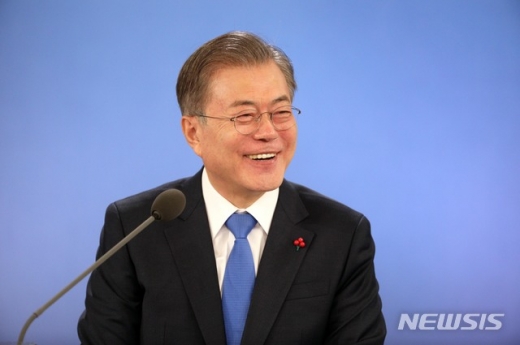 문재인 대통령이 10일 청와대 영빈관에서 열린 '2019 문재인 대통령 신년기자회견'에 참석해 미소를 짓고 있다./사진=뉴시스 박진희 기자