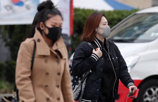 어두운 톤의 마스크를 착용한 채 출근 중인 서울시민. /사진=머니투데이 DB