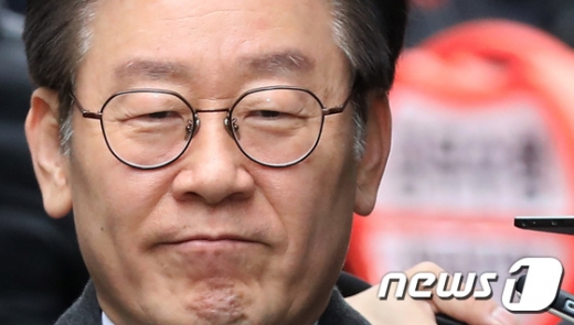 ▲ 공직선거법 위반 등 혐의로 기소된 이재명 경기도지사가 10일 오후 경기도 성남시 수정구 수원지방법원 성남지원에서 열린 첫 공판에 출석해 취재진 질문을 들으며 생각에 잠겨 있다. / 사진=뉴스1