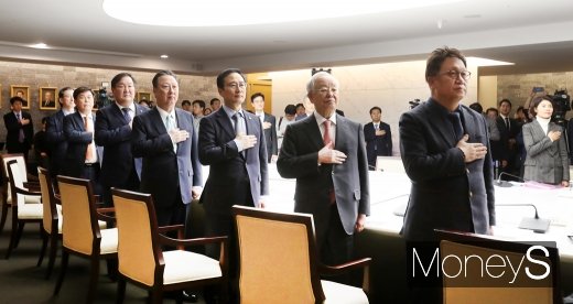 [머니S포토] 국민의례 갖는 민주당-경제단체장