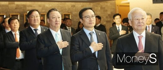 ▲ 손경식 한국경영자총협회장(오른쪽부터), 횽영표 더불어민주당 원내대표, 박용만 대한상공회의소 회장, 김태년 더불어민주당 정책위의장, 박성택 중소기업중앙회장
