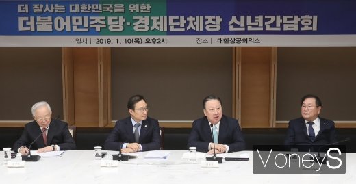 [머니S포토] 여당 지도부 만난 박용만 대한상의 회장