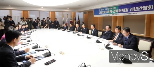 [머니S포토] 민주당-경제단체장, 경제 해법 논의