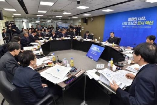 오거돈 부산시장이 지난 10일 올해 첫 시정보고회를 주재했다./사진=부산시