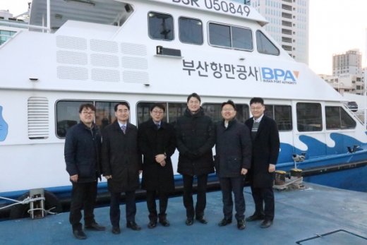 국회 당전문위원들이 부산항을 방문했다./사진=부산항만공사