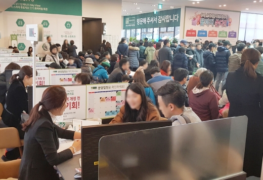 수지 스카이뷰 푸르지오 견본주택을 찾은 방문객들. /사진=대우건설