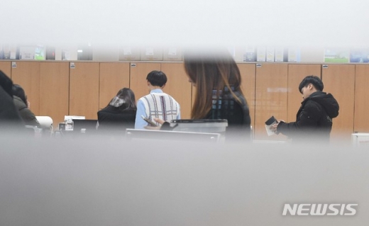 캄보디아에서 봉사활동을 하다 복통등으로 치료를 받던 대학생 2명이 숨진 지난 10일 오후 대전 서구 건양대학교 의료공과대학 캠퍼스에서 직원들이 분주한 모습을 보이고 있다./사진=뉴시스 함형서 기자