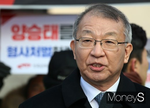 '사법농단 의혹'의 정점인 양승태 전 대법원장(71)이 검찰 소환을 앞둔 11일 오전 서울 서초구 대법원 정문 앞에서 대국민 입장문을 발표하고 있다. /사진=사진공동취재단