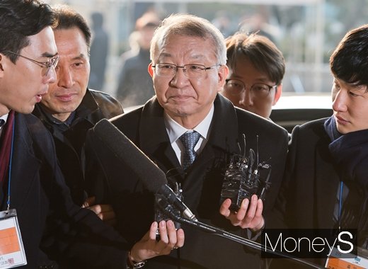 [머니S포토] 피의자 신분으로 서울중앙지검 출석한 양승태