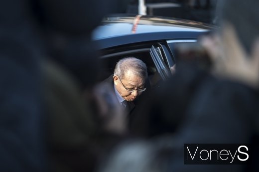 [머니S포토] 차에서 내리는 양승태