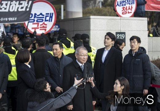 [머니S포토] 대법원 앞에서 입장 밝히는 양승태