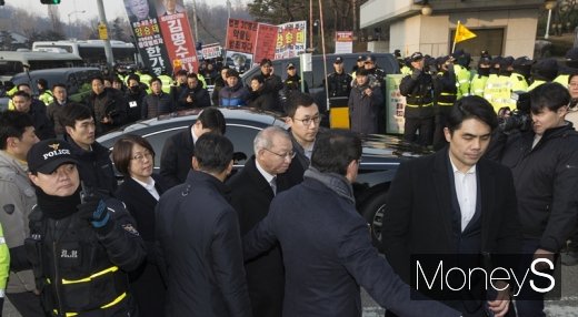 [머니S포토] 양승태, 대법원 앞으로
