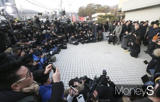[머니S포토] 대법원 앞에서 입장발표하는 양승태