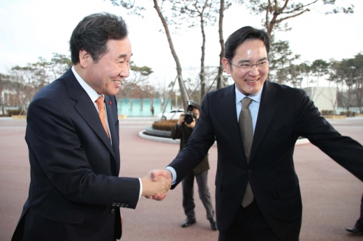 이낙연 국무총리가 지난 10일 경기도 수원시 삼성전자 수원사업장을 방문해 이재용 삼성전자 부회장과 악수하고 있다. / 사진=뉴시스 추상철 기자 